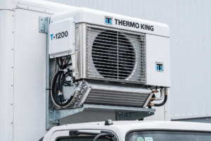 Chi tiết cụm máy tạo lạnh Thermo King lắp trên thùng bảo ôn, dàn tản nhiệt và hệ thống ống dẫn còn nguyên bản